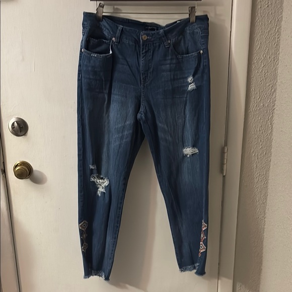 Signature Studio E Embroidered Shark Bite Hem Jeans 16 Boho Festival Hippie - Picture 1 of 11